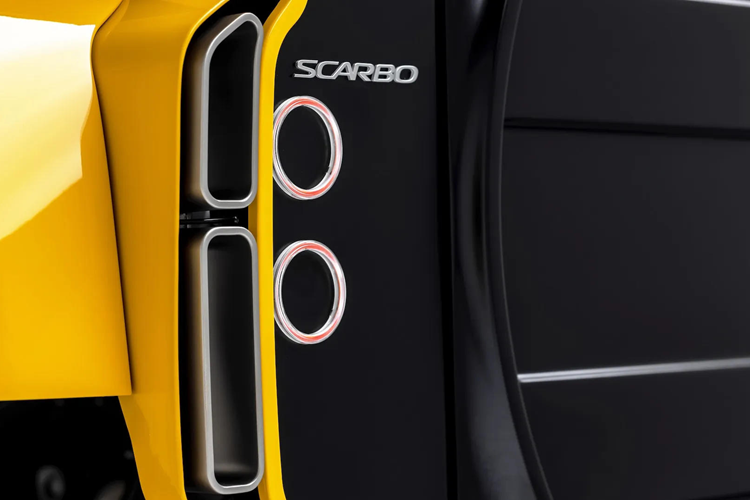 Bên trong xe là 2 ghế ngồi thể thao Sparco, cụm đồng hồ kỹ thuật số 12,3 inch, màn hình giải trí 12,8 inch và các tính năng tiện nghi tối thiểu bao gồm điều hòa tự động, khóa cửa chỉnh điện và cửa sổ chỉnh điện.