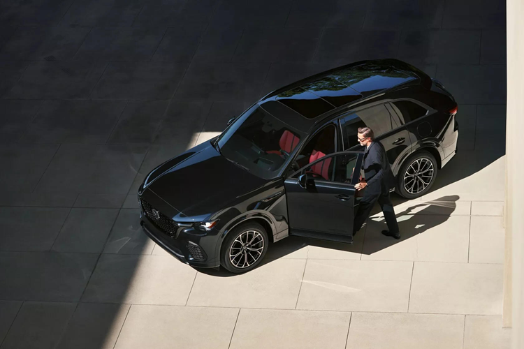 CX-70 3.3 Turbo Premium có mâm 21 inch, cốp sau mở điện rảnh tay, cửa sổ trời panorama lớn hơn, màn hình đồng hồ tăng lên 12,3 inch, dàn âm thanh đổi sang Bose 12 loa, có thêm HUD kính lái, phần mềm dẫn đường Mazda Online Navigation, hệ thống đèn viền nội thất, gương chiếu hậu trong xe loại không viền tích hợp Homelink.