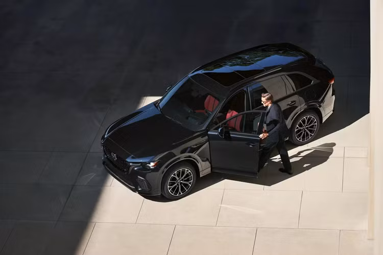 CX-70 3.3 Turbo Premium có mâm 21 inch, cốp sau mở điện rảnh tay, cửa sổ trời panorama lớn hơn, màn hình đồng hồ tăng lên 12,3 inch, dàn âm thanh đổi sang Bose 12 loa, có thêm HUD kính lái, phần mềm dẫn đường Mazda Online Navigation, hệ thống đèn viền nội thất, gương chiếu hậu trong xe loại không viền tích hợp Homelink.