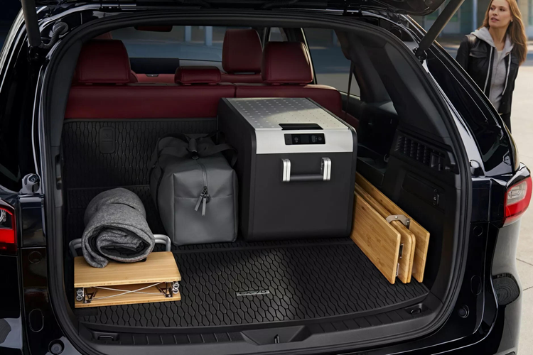 Về thông số vận hành, các bản cấu hình 3.3 Turbo được trang bị động cơ xăng tăng áp với 6 xy-lanh thẳng hàng và dung tích 3.3L, sản sinh công suất 280 mã lực (209 kW) và mô-men xoắn cực đại 450 Nm. Đi kèm là hộp số tự động 8 cấp truyền sức kéo đến cả 4 bánh. Những bản 3.3 Turbo S mạnh hơn khi có công suất 340 mã lực (254 kW) và mô-men xoắn cực đại 500 Nm.