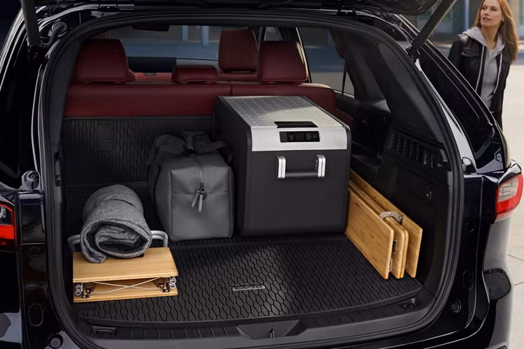 Về thông số vận hành, các bản cấu hình 3.3 Turbo được trang bị động cơ xăng tăng áp với 6 xy-lanh thẳng hàng và dung tích 3.3L, sản sinh công suất 280 mã lực (209 kW) và mô-men xoắn cực đại 450 Nm. Đi kèm là hộp số tự động 8 cấp truyền sức kéo đến cả 4 bánh. Những bản 3.3 Turbo S mạnh hơn khi có công suất 340 mã lực (254 kW) và mô-men xoắn cực đại 500 Nm.