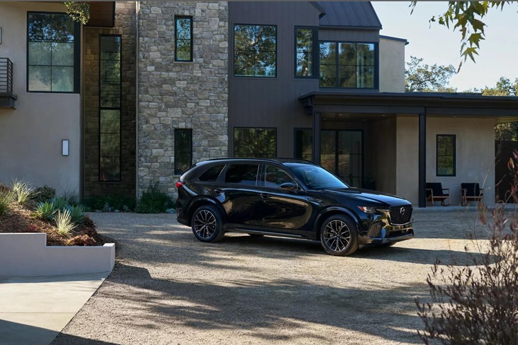 Tuy nhiên nếu xem xét kỹ sẽ thấy Mazda không hẳn không có lý. Đó là bởi vì CX-70 không có cấu hình 3.3 Turbo Select như CX-90 mà bắt đầu ngay từ cấu hình 3.3 Turbo Preferred. Cấu hình này của cả 2 dòng xe đều có giá 40.445 USD (999 triệu đồng) ngang nhau.