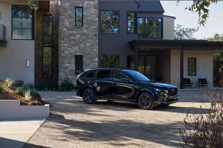 Tuy nhiên nếu xem xét kỹ sẽ thấy Mazda không hẳn không có lý. Đó là bởi vì CX-70 không có cấu hình 3.3 Turbo Select như CX-90 mà bắt đầu ngay từ cấu hình 3.3 Turbo Preferred. Cấu hình này của cả 2 dòng xe đều có giá 40.445 USD (999 triệu đồng) ngang nhau.