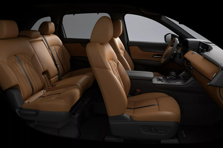 Ngay từ bản thấp nhất, CX-70 cũng đã có các hệ thống hỗ trợ lái xe bao gồm Mazda Radar Cruise Control tích hợp Stop &amp; Go, giám sát điểm mù, định tâm làn đường, cảnh báo chệch làn, cảnh báo người lái mất tập trung, hỗ trợ phanh thông minh, cảnh báo phương tiện cắt ngang phía sau và camera quan sát phía sau.