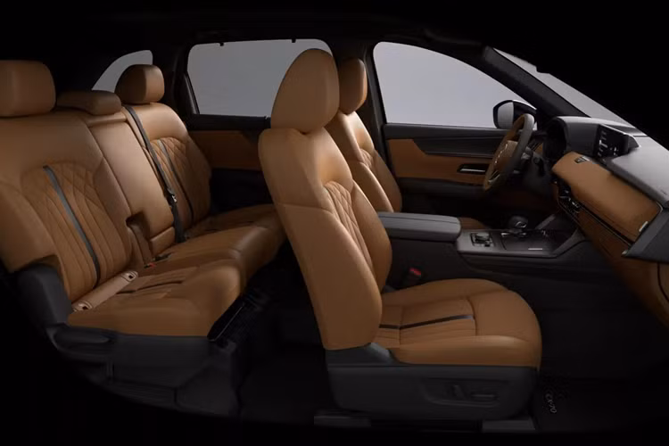 Ngay từ bản thấp nhất, CX-70 cũng đã có các hệ thống hỗ trợ lái xe bao gồm Mazda Radar Cruise Control tích hợp Stop &amp; Go, giám sát điểm mù, định tâm làn đường, cảnh báo chệch làn, cảnh báo người lái mất tập trung, hỗ trợ phanh thông minh, cảnh báo phương tiện cắt ngang phía sau và camera quan sát phía sau.