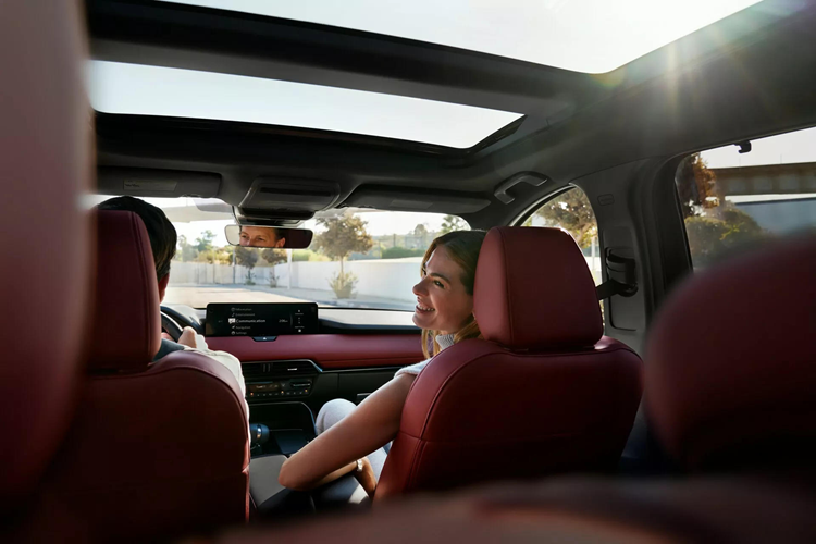 Về mặt trang bị, bản thấp nhất của CX-70 là 3.3 Turbo Preferred có sẵn đèn LED, mâm 19 inch, các chi tiết trang trí ngoại thất màu đen, gạt mưa tự động, cửa sổ trời, ghế da màu đen chỉnh điện và có sưởi, vô-lăng bọc da, màn hình đồng hồ 7 inch, màn hình giải trí trung tâm 12,3 inch, dàn âm thanh 8 loa, điều hòa tự động, sạc điện thoại không dây, v.v…