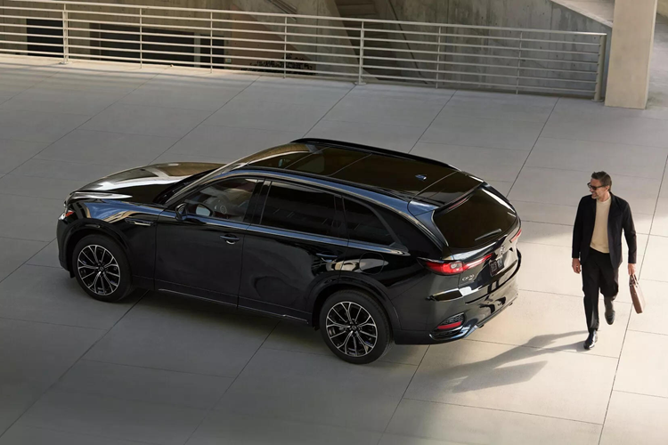 Trên thực tế, toàn bộ 7 cấu hình Mazda CX-70 tại Mỹ hiện nay đều có giá tương đương với các cấu hình cùng tên của “đàn anh” CX-90. Cấu hình cao cấp nhất của cả 2 dòng xe này là PHEV Premium Plus cũng chỉ dừng lại ở mức 57.450 USD (1,42 tỷ đồng).