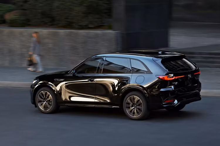 Các xe CX-70 PHEV dùng hệ truyền động hybrid sạc điện bao gồm động cơ 4 xi-lanh 2,5 lít, một mô-tơ điện và bộ pin 17,8 kWh. Thiết lập này mang lại công suất tối đa lên đến 323 mã lực (241 kW) và mô-men xoắn cực đại 500 Nm, cùng với chế độ di chuyển thuần điện tối đa 42 km.