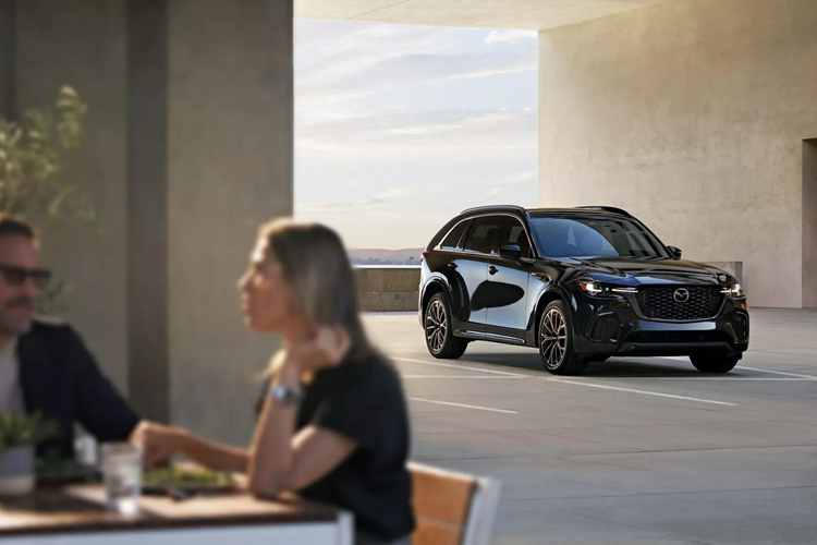 CX-70 3.3 Turbo S Premium Plus bổ sung vô-lăng bọc da hai tông màu, bảng điều khiển bằng da lộn và ghế bọc da Nappa màu nâu độc quyền. Mẫu xe này còn có thiết bị khử băng trên cần gạt nước ở kính chắn gió và ổ cắm 150 watt ở khoang hành lý.