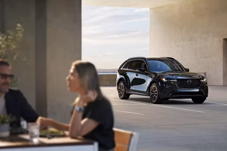 CX-70 3.3 Turbo S Premium Plus bổ sung vô-lăng bọc da hai tông màu, bảng điều khiển bằng da lộn và ghế bọc da Nappa màu nâu độc quyền. Mẫu xe này còn có thiết bị khử băng trên cần gạt nước ở kính chắn gió và ổ cắm 150 watt ở khoang hành lý.