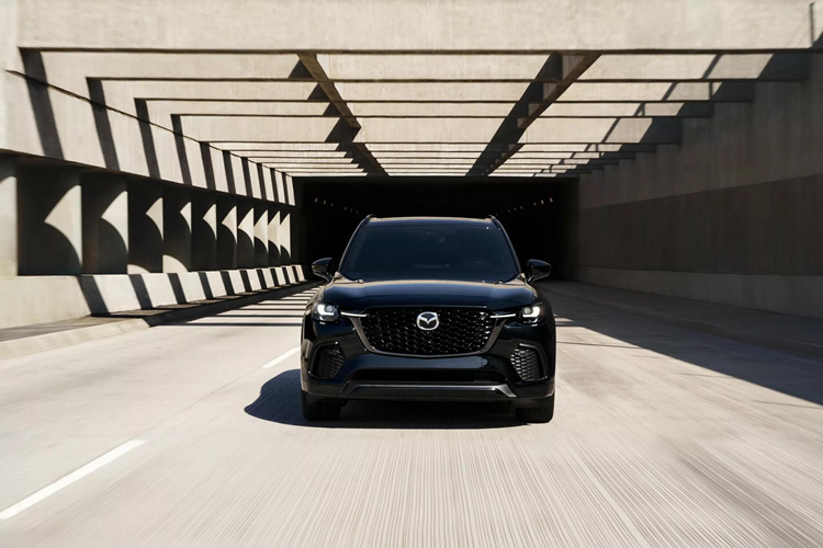 Các tính năng của CX-70 3.3 Turbo S Premium phần lớn giống với Turbo Premium, cộng thêm một số điểm nhấn đặc biệt bao gồm lưới tản nhiệt tổ ong độc đáo và hệ thống đèn LED hoàn toàn. Mẫu xe này còn có ghế trước bọc da Nappa có sưởi và thông gió, ghế sau có sưởi, vô lăng có sưởi và màn hình 12,3 inch.