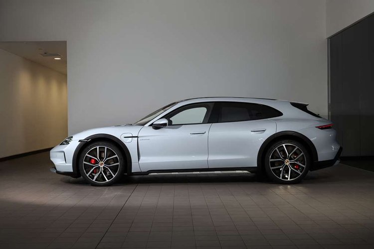 Mức giá xe Porsche Taycan 2025 tại Việt Nam cho hai thể biến thể từ 4,62 – 7,51 tỷ đồng. Mẫu sedan thể thao Taycan và mẫu xe linh hoạt cho những cuộc phiêu lưu Taycan Cross Turismo. Chuyên gia Style Porsche đã chỉnh sửa kiểu dáng của phần cản trước và cản sau xe, cùng thiết kế cụm đèn pha và đèn hậu mới cho Taycan. 
