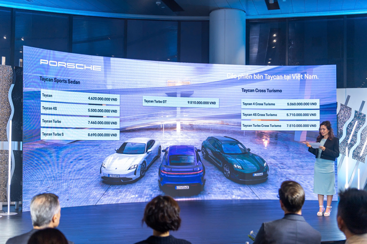 Cụm đồng hồ, màn hình trung tâm và tùy chọn màn hình cho hành động của khách hàng hiện nay được ưu tiên hóa giao diện người dùng với các chức năng bổ sung. Nút chuyển chế độ trên vô lăng đã trở thành trang tiêu chuẩn. Ngoài ra, các mẫu xe Taycan này đã có gói Sport Chrono và tùy chọn Performance Battery Plus sở hữu thêm nút bấm đặc biệt để kích hoạt tính năng đẩy để vượt qua. 