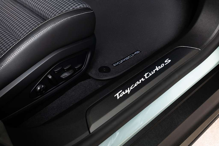 Ví dụ, công suất của bản tiêu chuẩn Taycan cao hơn 60 kW so với phiên bản tiền tệ. Trên Taycan Turbo S, công suất có thể tăng thêm 140 kW với tính năng Launch Control, giúp nâng cao công suất hệ thống của mẫu xe đầu bảng lên tới 700 kW/952 PS. 