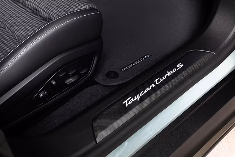 Ví dụ, công suất của bản tiêu chuẩn Taycan cao hơn 60 kW so với phiên bản tiền tệ. Trên Taycan Turbo S, công suất có thể tăng thêm 140 kW với tính năng Launch Control, giúp nâng cao công suất hệ thống của mẫu xe đầu bảng lên tới 700 kW/952 PS. 