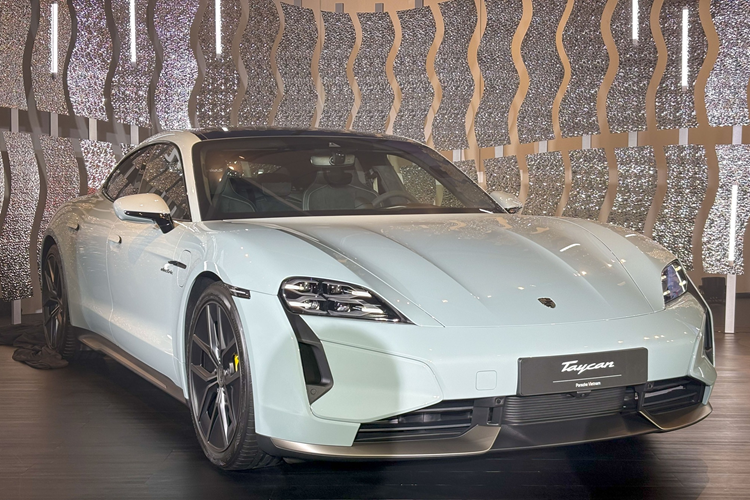 Tùy thuộc vào biến thể thân xe và động cơ, phạm vi chuyển theo tiêu chuẩn WLTP đã tăng lên tới 678km, tương thích tăng 175km hoặc 35% so với mẫu xe tiền nhiệm. Taycan mới không chỉ cần ít trạm sạc hơn trong các tiến trình dài, mà thời gian sạc cũng nhanh hơn: tại các điểm sạc DC 800V, Chiếc xe có thể sạc với hiệu suất lên tới 320 kW, nhiều hơn 50kW so với trước đây . 