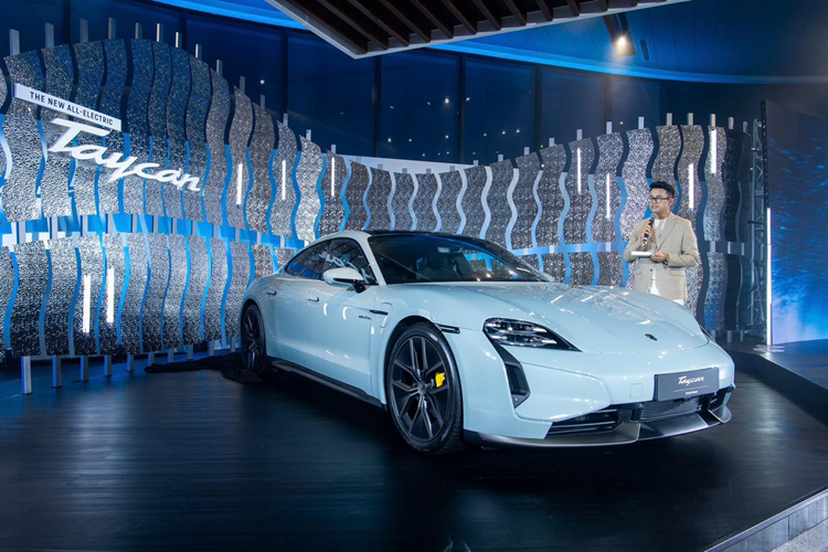 Trong các tình huống lái xe trên địa hình phức tạp, hệ thống treo Porsche Active Ride đảm bảo xe chăm sóc đường hoàn hảo nhờ khả năng phân tích bổ sung đều tải lên bánh xe. Khi kích hoạt chế độ phù hợp, hệ thống treo có thể giảm tối đa chuyển động theo chiều ngang và chiều dọc để giảm lực đẩy tốc độ hoạt động của khách trên xe. 