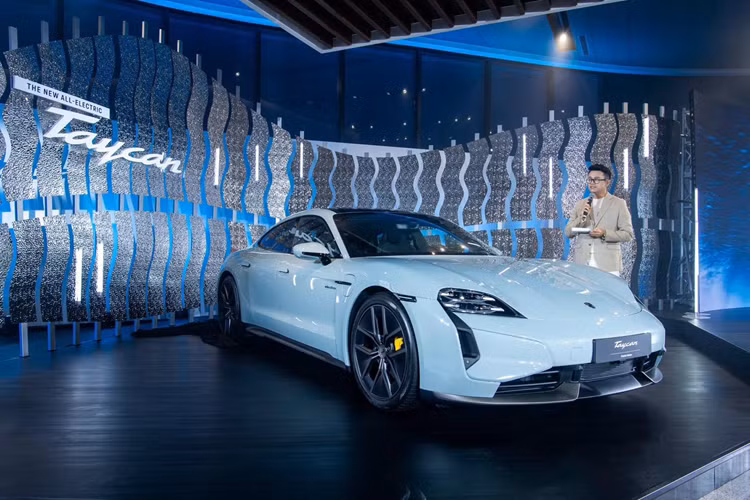 Trong các tình huống lái xe trên địa hình phức tạp, hệ thống treo Porsche Active Ride đảm bảo xe chăm sóc đường hoàn hảo nhờ khả năng phân tích bổ sung đều tải lên bánh xe. Khi kích hoạt chế độ phù hợp, hệ thống treo có thể giảm tối đa chuyển động theo chiều ngang và chiều dọc để giảm lực đẩy tốc độ hoạt động của khách trên xe. 