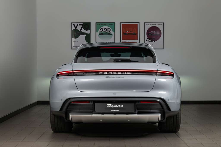 Thiết kế mới của đèn pha được trang bị LED Matrix HD tùy chọn với 4 đặc điểm nhận dạng. Logo Porsche ở dải đèn hậu cũng được trang trí mới với thiết kế khối nổi cùng hiệu ứng kính và lần đầu tiên, khách hàng có thể tùy chọn hiệu ứng ánh sáng khi ra hoặc vào xe. 