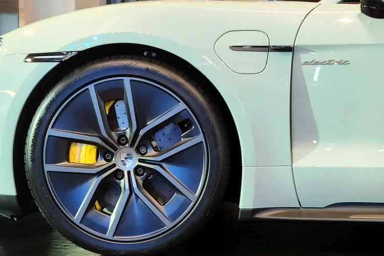 Mang lại hoạt động chưa từng có giữa sự tiện nghi sang trọng khi lái xe xe và các tình huống lái xe động. Hệ thống treo cho thân xe Taycan luôn ở mức cân bằng, ngay trong vấn đề phanh năng động, lái xe và tăng tốc độ. Khi lái xe trên mặt đường, hệ thống sẽ hấp thụ gần như toàn bộ các lực tác động. 