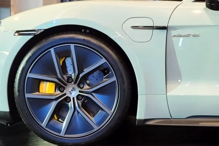 Mang lại hoạt động chưa từng có giữa sự tiện nghi sang trọng khi lái xe xe và các tình huống lái xe động. Hệ thống treo cho thân xe Taycan luôn ở mức cân bằng, ngay trong vấn đề phanh năng động, lái xe và tăng tốc độ. Khi lái xe trên mặt đường, hệ thống sẽ hấp thụ gần như toàn bộ các lực tác động. 