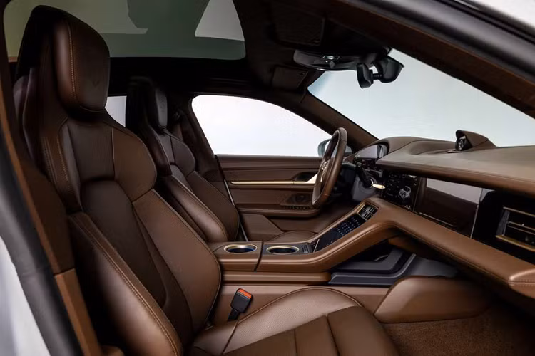 Nhờ cải tiến này, tất cả các mẫu xe Taycan mới có thể tăng tốc nhanh hơn nhiều so với các phiên bản trước đây, ví dụ, bản Taycan và Taycan Turbo S tăng tốc đến 100km/giờ chỉ trong thời gian như 4,8 và 2,4 giây từ vị trí yên tĩnh – nhanh hơn 0,6 và 0,4 giây so với tiền đảm bảo. 