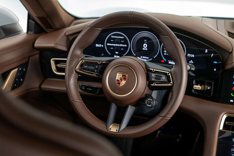 Tính năng mới “Push-to-Pass” trong gói Sport Chrono, chỉ có trên một số biến thể của Taycan, tăng công suất hệ thống lên tới 70 kW trong vòng 10 giây chỉ bằng một lần nhấn nút. Gia tốc lớn hơn được cải thiện chủ yếu do công thực hiện hệ thống cao hơn. 