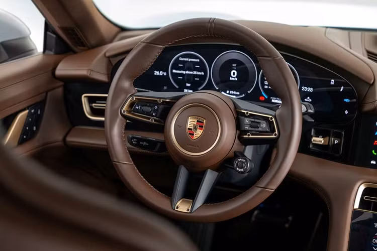 Tính năng mới “Push-to-Pass” trong gói Sport Chrono, chỉ có trên một số biến thể của Taycan, tăng công suất hệ thống lên tới 70 kW trong vòng 10 giây chỉ bằng một lần nhấn nút. Gia tốc lớn hơn được cải thiện chủ yếu do công thực hiện hệ thống cao hơn. 