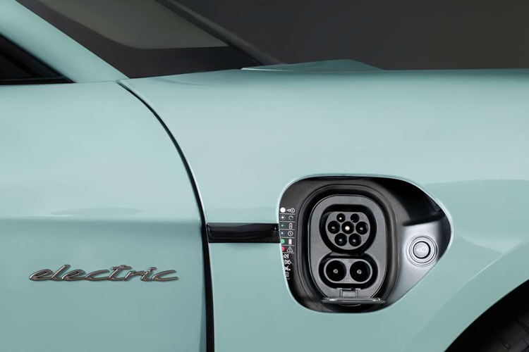 Động cơ điện mới ở trục sau của Taycan được tăng thêm 80 kW công suất so với thế hệ trước, đồng thời nhẹ hơn 10,4 kg, mang đến hiệu suất vượt trội. 