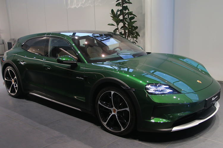 Hơn nữa, nhiều trang mới được nâng cấp tương tự về khái niệm điều khiển và hiển thị tất cả các tiêu chuẩn phiên bản của mẫu nâng cấp Taycan đều được trang bị hệ thống nén khí chủ động. Tùy chọn Hệ thống kiểm soát khung gầm chủ động hoàn toàn mới của Porsche Active Ride, có thể được cài đặt cho toàn bộ các phiên bản động cơ bánh mì 