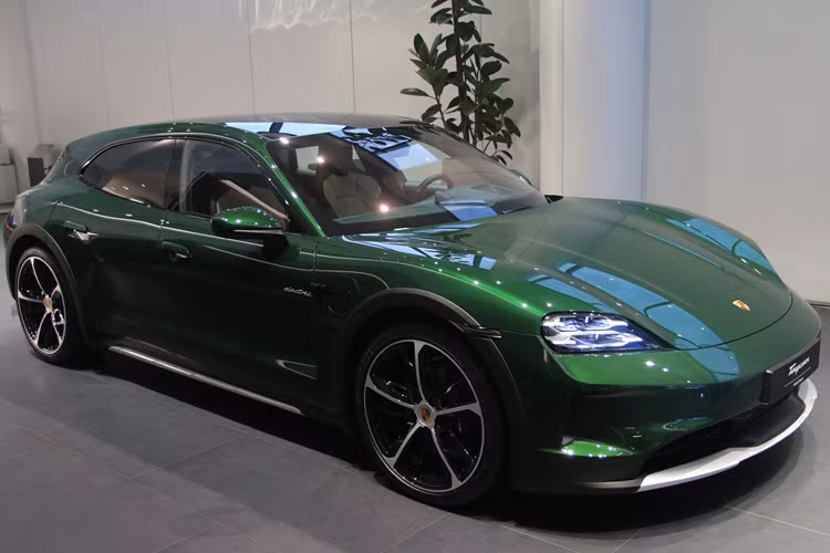 Hơn nữa, nhiều trang mới được nâng cấp tương tự về khái niệm điều khiển và hiển thị tất cả các tiêu chuẩn phiên bản của mẫu nâng cấp Taycan đều được trang bị hệ thống nén khí chủ động. Tùy chọn Hệ thống kiểm soát khung gầm chủ động hoàn toàn mới của Porsche Active Ride, có thể được cài đặt cho toàn bộ các phiên bản động cơ bánh mì 