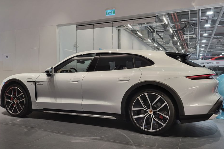 Toàn bộ dòng xe Taycan cũng sở hữu danh mục trang được chuẩn đa dạng hơn: chìa khóa thông minh Comfort Access, yên trước chỉnh điện 14 hướng dẫn với chức năng ghi nhớ vị trí, hỗ trợ đỗ xe ParkAssist với camera toàn cảnh, điều hòa không khí tự động 4 vùng, hệ thống âm thanh vòm BOSE cùng mâm xe Turbo Aero 20 inch. 