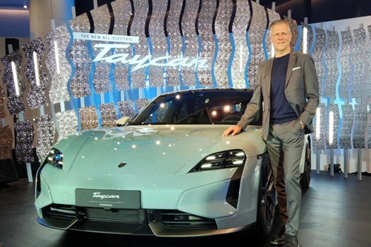 Thời gian sạc nhanh của pin hiệu suất Pin đã được nâng cấp đáng kể: công sạc trên 300 kW có thể duy trì tăng tốc tới 5 phút và thậm chí có thể đạt được công suất lớn hơn trong thời gian nhanh hơn, ngay cả ở nhiệt độ thấp. 