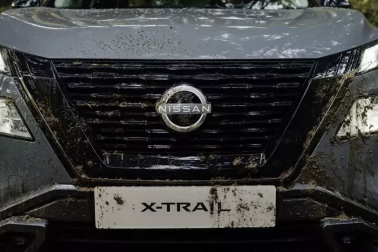 Lưới tản nhiệt, ốp gương chiếu hậu và baga nóc của xe lại được sơn màu đen bóng, mang đến ngoại hình thể thao hơn cho Nissan X-Trail N-Trek 2024. Chưa dừng ở đó, hãng Nissan còn bổ sung bộ vành hợp kim 18 inch mới cho xe. Đây là bộ vành chỉ dành riêng cho bản N-Trek của mẫu SUV cỡ C này.