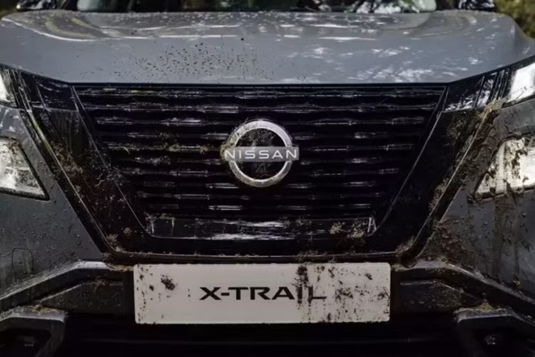 Lưới tản nhiệt, ốp gương chiếu hậu và baga nóc của xe lại được sơn màu đen bóng, mang đến ngoại hình thể thao hơn cho Nissan X-Trail N-Trek 2024. Chưa dừng ở đó, hãng Nissan còn bổ sung bộ vành hợp kim 18 inch mới cho xe. Đây là bộ vành chỉ dành riêng cho bản N-Trek của mẫu SUV cỡ C này.