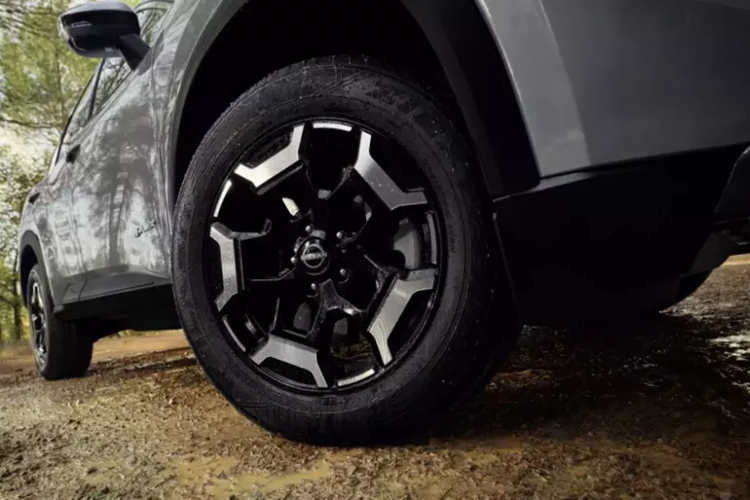 Bên trong X-Trail N-Trek mới, hãng Nissan đã bổ sung một số thay đổi như ghế bọc bằng chất liệu da tổng hợp mới có khả năng chống thấm nước. Nhờ đó, người dùng không cần lo lắng khi ngồi vào xe trong tình trạng quần áo bị ướt vì những hoạt động ngoài trời.