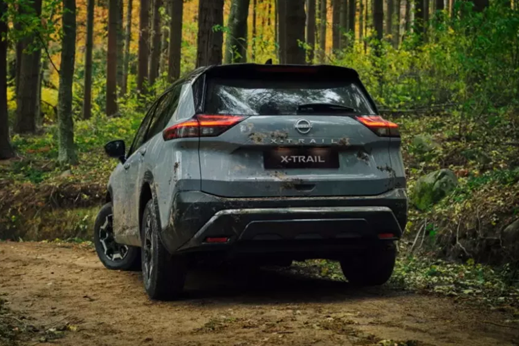 Dòng xe Nissan X-Trail ngừng bán tại Việt Nam từ năm 2020. Hiện thương hiệu Nissan chỉ bán 3 mẫu xe ở Việt Nam là Almera, Kicks và Navara.