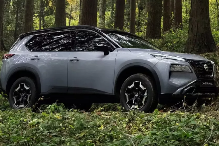 Khi mua Nissan X-Trail N-Trek 2024, khách hàng Úc có thể chọn các màu sơn ngoại thất như xám Gun Metallic, bạc Champagne Silver, be Ivory Pearl, đen Diamond Black và xám Ceramic Grey. Trong đó, màu be Ivory Pearl, bạc Champagne Silver và xám Ceramic Grey có thể kết hợp với nóc đen để xe trông ấn tượng hơn.