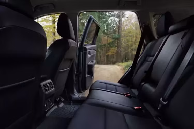 Tương tự các phiên bản còn lại của dòng SUV cỡ C này, Nissan X-Trail N-Trek 2024 cũng có cấu hình nội thất 5 chỗ hoặc 7 chỗ. Xe được phát triển dựa trên bản ST-L tầm trung tại thị trường Úc nên có những trang bị nội thất như bảng đồng hồ kỹ thuật số và màn hình cảm ứng trung tâm cùng có kích thước 12,3 inch