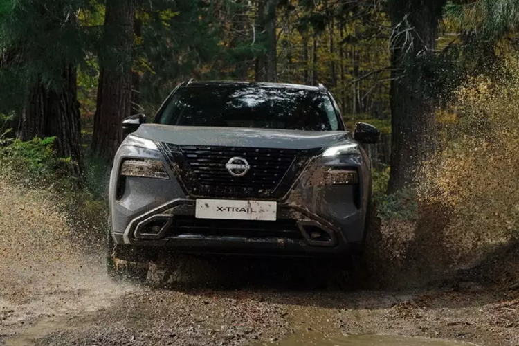 Màn hình hiển thị thông tin kính lái HUD 8 inch hay gói công nghệ an toàn chủ động ProPilot tiêu chuẩn. Nằm bên dưới nắp ca-pô của Nissan X-Trail N-Trek 2024 vẫn là động cơ xăng 4 xi-lanh, dung tích 2.5L, sản sinh công suất tối đa 181 mã lực và mô-men xoắn cực đại 244 Nm.
