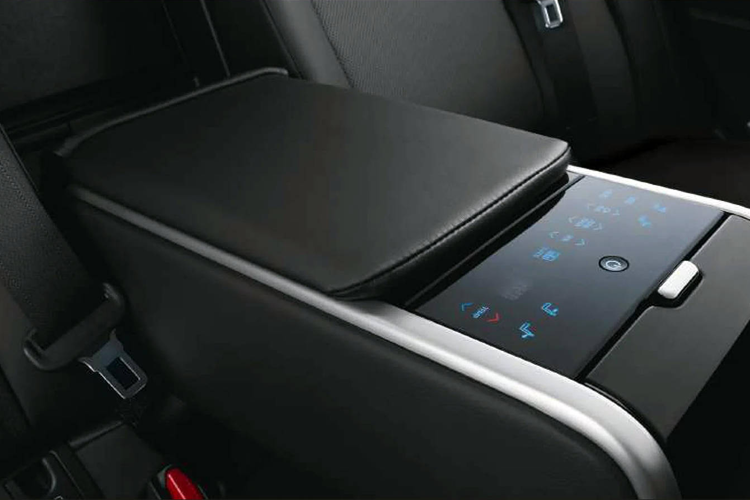 Về thiết kế, Camry 2025 thế hệ mới áp dụng phong cách “cá mập đầu búa” đặc trưng của Toyota hiện tại, lấy cảm hứng từ “đàn anh” Crown thế hệ mới. Đèn pha mỏng hơn và dải đèn LED hình chữ C nổi bật phía trước, cùng với các cửa hút gió kín đáo ở cản dưới. Phần đuôi xe cũng mang thiết kế hình chữ C tương tự với đèn hậu và cản sau được tinh chỉnh lại.