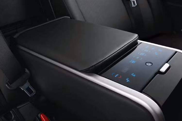 Về thiết kế, Camry 2025 thế hệ mới áp dụng phong cách “cá mập đầu búa” đặc trưng của Toyota hiện tại, lấy cảm hứng từ “đàn anh” Crown thế hệ mới. Đèn pha mỏng hơn và dải đèn LED hình chữ C nổi bật phía trước, cùng với các cửa hút gió kín đáo ở cản dưới. Phần đuôi xe cũng mang thiết kế hình chữ C tương tự với đèn hậu và cản sau được tinh chỉnh lại.