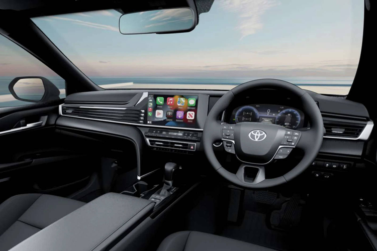 Mức tiêu thụ nhiên liệu được Toyota công bố dành cho phiên bản Camry Elegance 2025 này là 5,1 lít/100 km, trong khi lượng khí thải CO2 là 115 g/km. Như vậy, những thông số đó giúp cho Camry 2025 thế hệ mới đủ tiêu chuẩn xếp vào nhóm A2 của Chương trình Kiểm soát Khí thải Phương tiện (VES) hiện tại của Singapore.