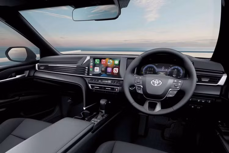 Mức tiêu thụ nhiên liệu được Toyota công bố dành cho phiên bản Camry Elegance 2025 này là 5,1 lít/100 km, trong khi lượng khí thải CO2 là 115 g/km. Như vậy, những thông số đó giúp cho Camry 2025 thế hệ mới đủ tiêu chuẩn xếp vào nhóm A2 của Chương trình Kiểm soát Khí thải Phương tiện (VES) hiện tại của Singapore.