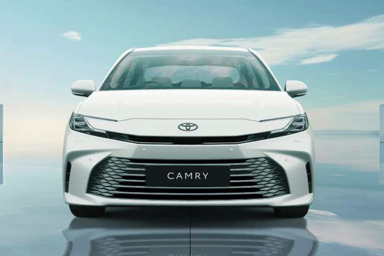 Ở thế hệ thứ 9 hoàn toàn mới, Camry 2025 chỉ được trang bị hệ truyền động hybrid lai xăng-điện, không còn tùy chọn động cơ đốt trong thuần túy nữa. Hệ thống này bao gồm động cơ xăng A25A-FXS 2.5L 4 xi-lanh thẳng hàng kết hợp với 1 hoặc 2 mô-tơ điện, tạo ra công suất 225 mã lực trên phiên bản dẫn động cầu trước và 232 mã lực trên bản dẫn động bốn bánh.