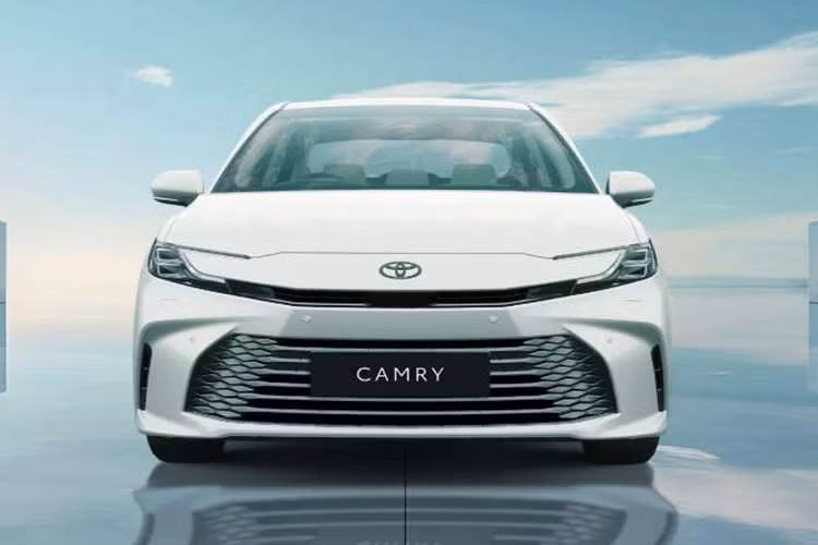 Ở thế hệ thứ 9 hoàn toàn mới, Camry 2025 chỉ được trang bị hệ truyền động hybrid lai xăng-điện, không còn tùy chọn động cơ đốt trong thuần túy nữa. Hệ thống này bao gồm động cơ xăng A25A-FXS 2.5L 4 xi-lanh thẳng hàng kết hợp với 1 hoặc 2 mô-tơ điện, tạo ra công suất 225 mã lực trên phiên bản dẫn động cầu trước và 232 mã lực trên bản dẫn động bốn bánh.