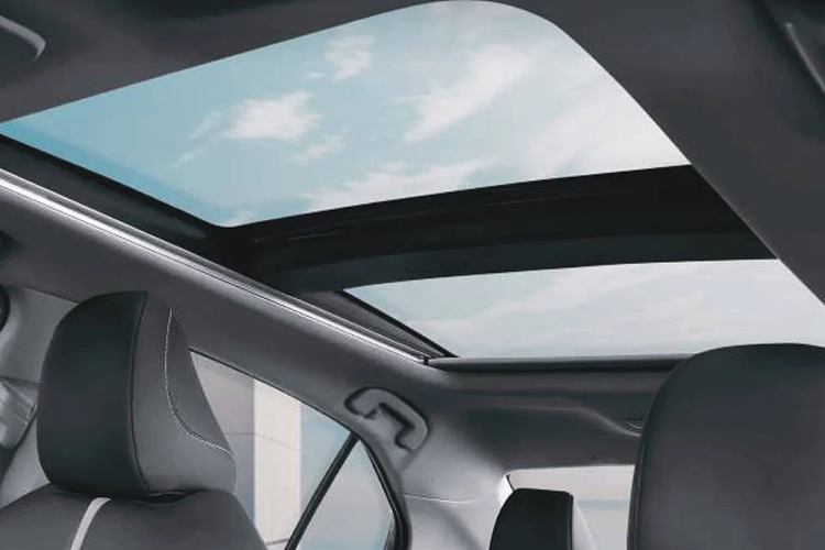 Về an toàn, Camry 2025 thế hệ mới được trang bị 8 túi khí cùng hàng loạt hệ thống an toàn chủ động thuộc gói Toyota Safety Sense 3.0 như phanh khẩn cấp tự động (với hỗ trợ đỗ xe), kiểm soát hành trình thích ứng, hỗ trợ theo dõi làn đường, cảnh báo lệch làn và đèn pha tự động. Ngoài ra, xe còn có các tính năng hỗ trợ như hệ thống cảnh báo điểm mù, camera 360 độ và nhận diện biển báo giao thông.