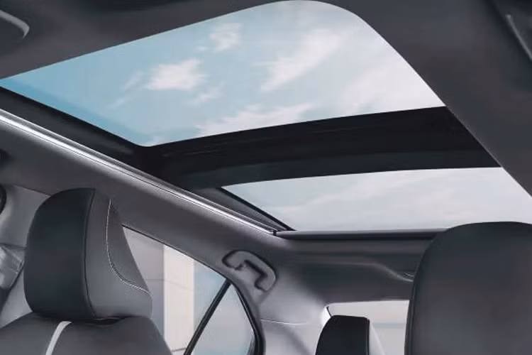 Về an toàn, Camry 2025 thế hệ mới được trang bị 8 túi khí cùng hàng loạt hệ thống an toàn chủ động thuộc gói Toyota Safety Sense 3.0 như phanh khẩn cấp tự động (với hỗ trợ đỗ xe), kiểm soát hành trình thích ứng, hỗ trợ theo dõi làn đường, cảnh báo lệch làn và đèn pha tự động. Ngoài ra, xe còn có các tính năng hỗ trợ như hệ thống cảnh báo điểm mù, camera 360 độ và nhận diện biển báo giao thông.