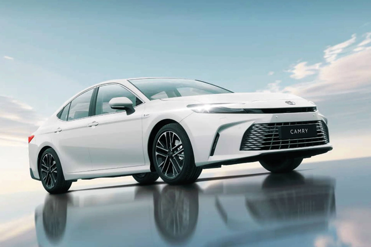 Tại Singapore, Camry được giới thiệu với một phiên bản duy nhất mang tên Elegance. Mức giá xe Toyota Camry 2025 là 246.888 SGD (khoảng hơn 4,7 tỷ đồng), đã bao gồm phí COE (giấy chứng nhận quyền sở hữu ô tô). Vì Singapore là quốc gia có chính sách hạn chế ôtô nên mới có giá cao như vậy, dự kiến khi xe xuất hiện tại những nơi khác như Thái Lan, Malaysia hay Việt Nam thì giá sẽ về mức “bình thường” hơn.