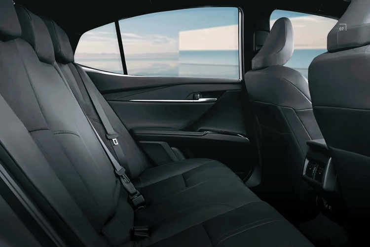 Toyota Camry 2025 dành cho thị trường Singapore sở hữu nhiều thành phần cao cấp, xứng tầm với vị thế của dòng xe sedan hạng D này như mâm xe 18 inch đi với lốp 235/45, đèn pha LED có chức năng chỉnh mức sáng thủ công, dải đèn LED ban ngày, đèn sương mù LED và đèn hậu LED.